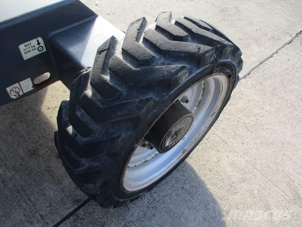 JLG 340 AJ (511) 緊湊型自走式伸縮臂式升降機