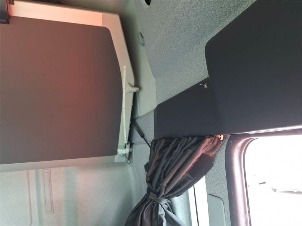 MAN TGL 12.250 貨箱式卡車