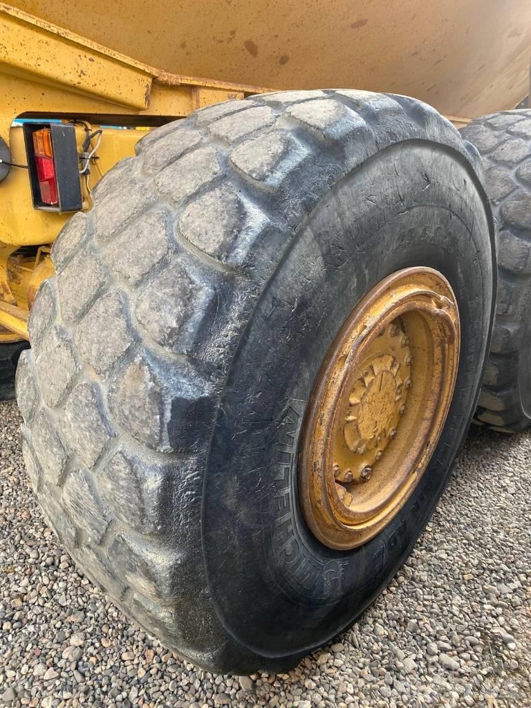 CAT 725 鉸接式起吊車