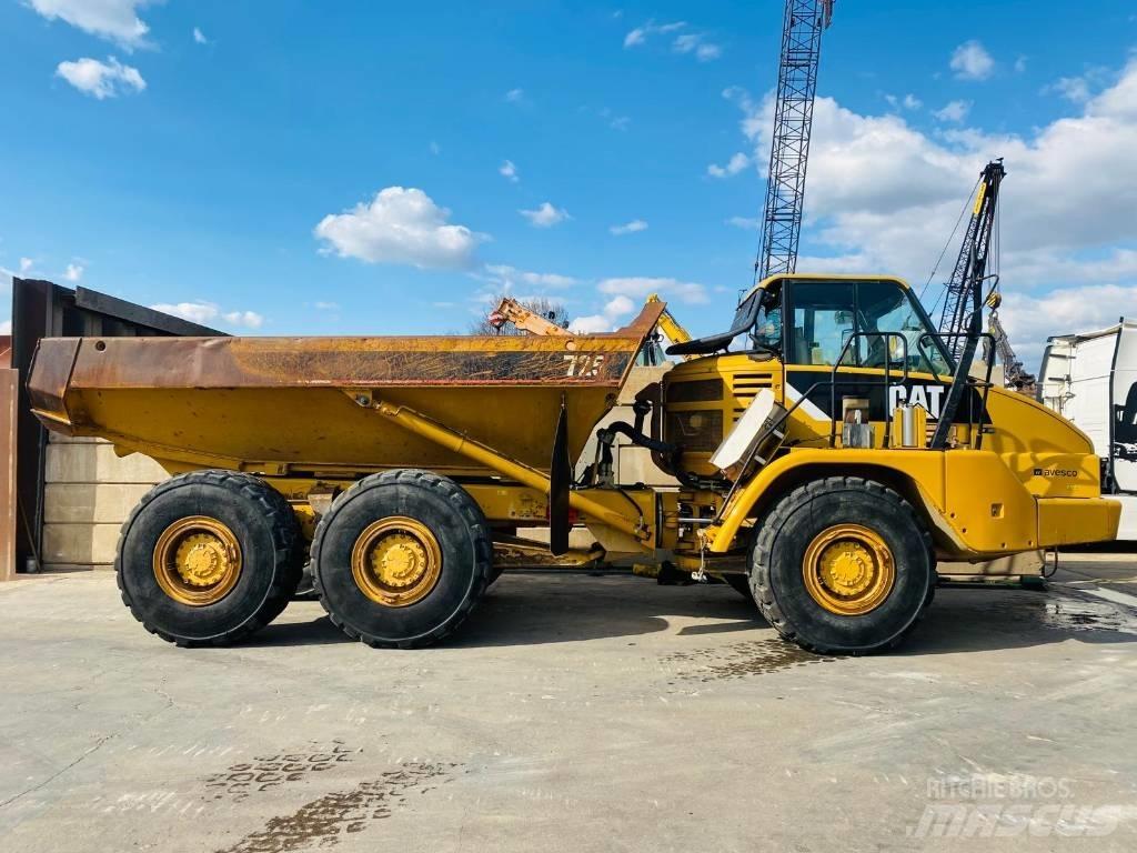 CAT 725 鉸接式起吊車