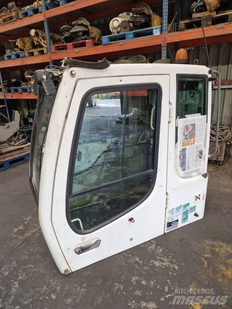 Liebherr A 904 C 駕駛室與內部