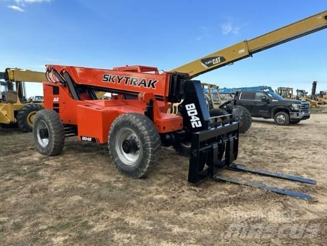 SkyTrak 8042 伸縮臂操作車