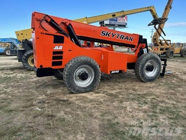 SkyTrak 8042 伸縮臂操作車