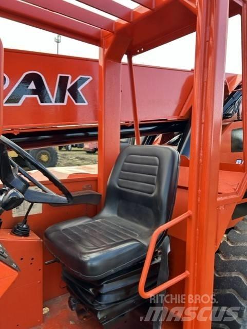 SkyTrak 8042 伸縮臂操作車