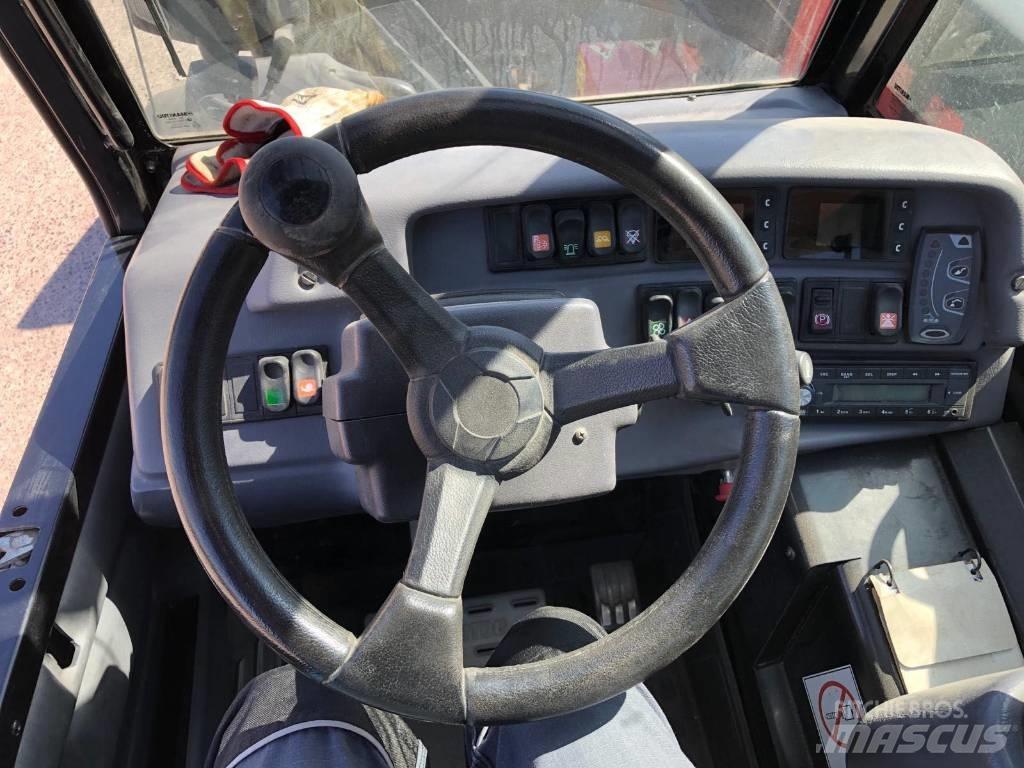 Manitou MLT 845 伸縮臂操作車