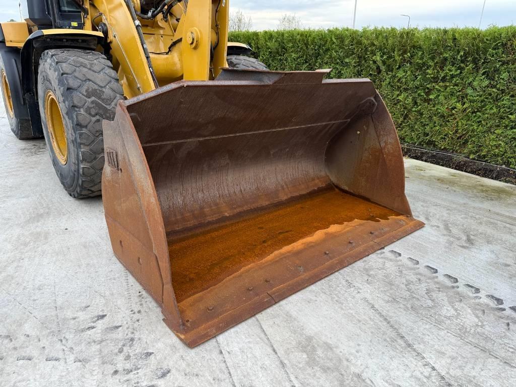 CAT 930 M 輪胎式裝載機