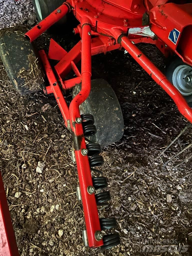 Kuhn GA 6632 堆草機