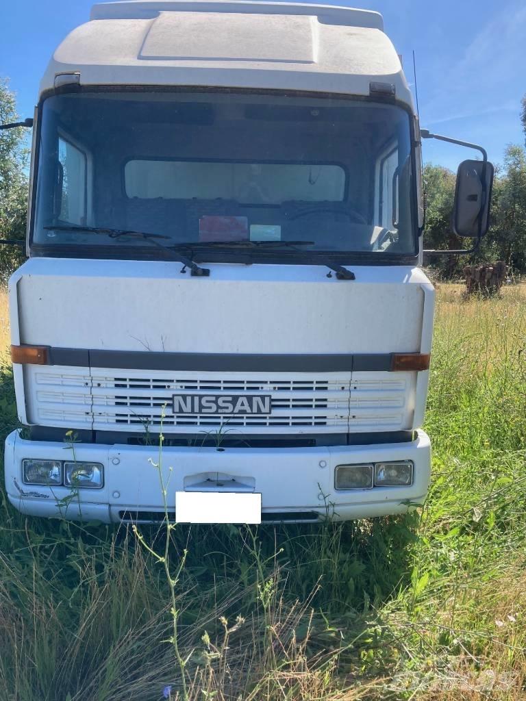 Nissan CAMPER L70 露營車和有篷卡車