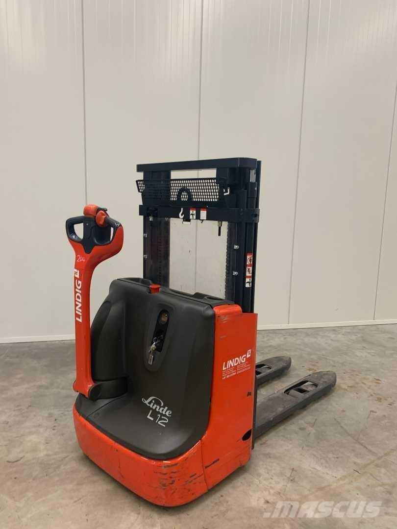 Linde L12 自走式堆積機