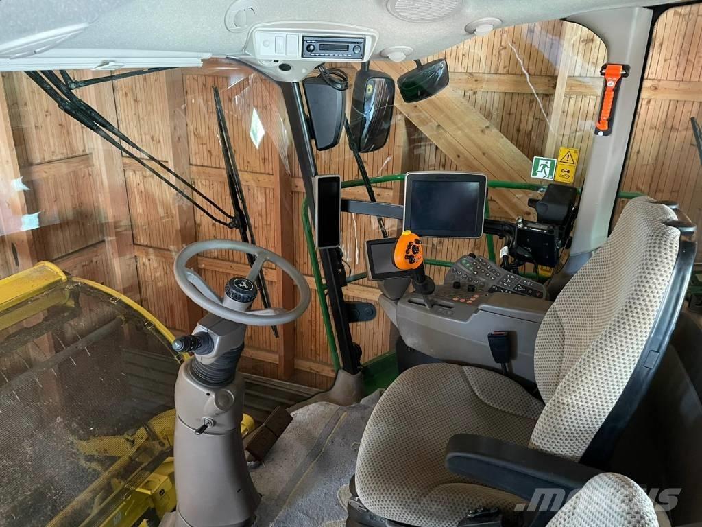 John Deere 8300 自走式飼料採集機