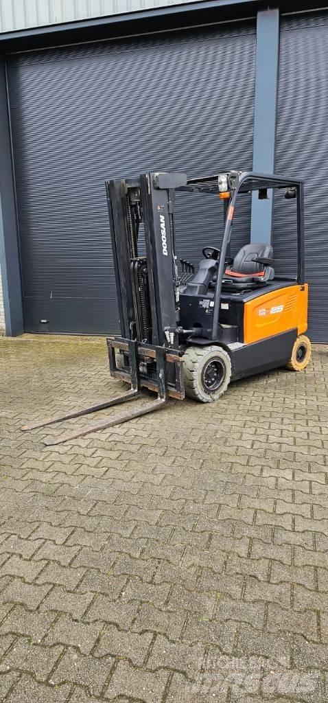 Doosan B 25 X-7 電動堆高機