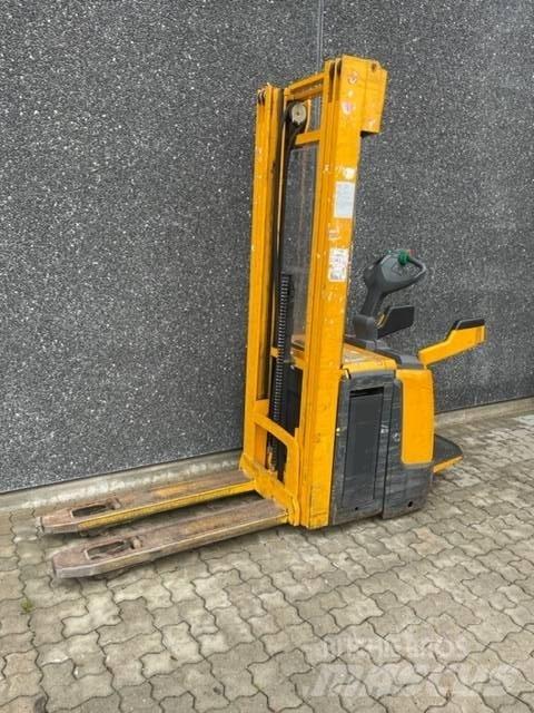 Jungheinrich ERC 216 自走式堆積機