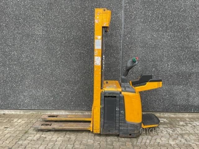 Jungheinrich ERC 216 自走式堆積機