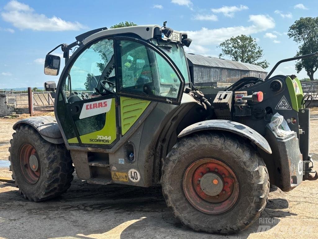 CLAAS Scorpion 7044 農業用伸縮臂裝載機