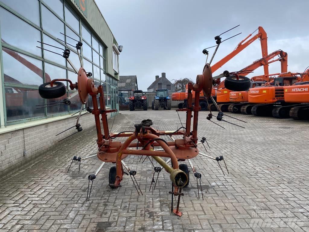 Kuhn 5000 H 耙與翻草機