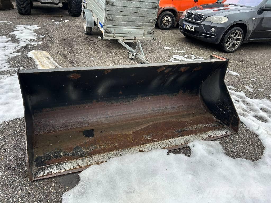 Manitou MRT 3050 伸縮臂操作車