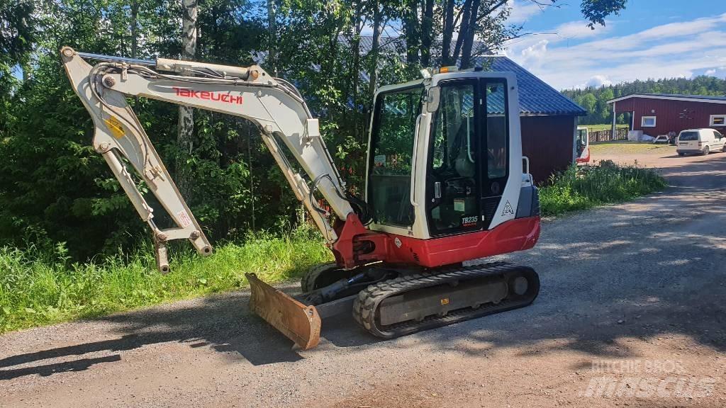 Takeuchi TB235 小型挖土機/掘鑿機<7t(小型挖掘機)