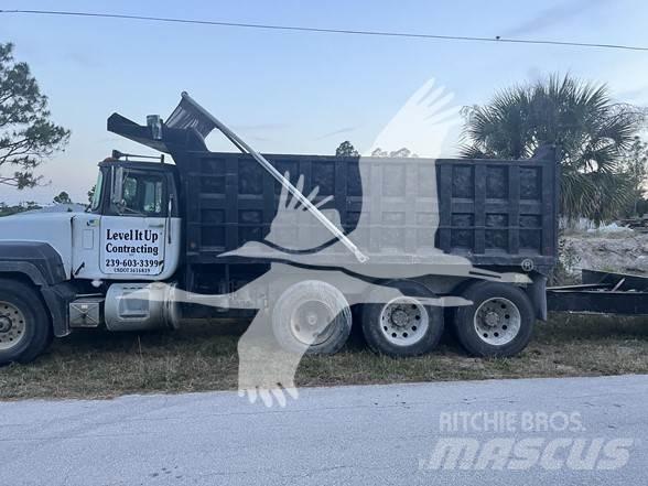 Mack RD688S 傾卸式卡車