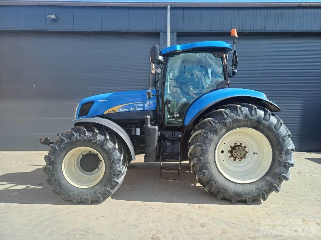 New Holland T7030AC 曳引機