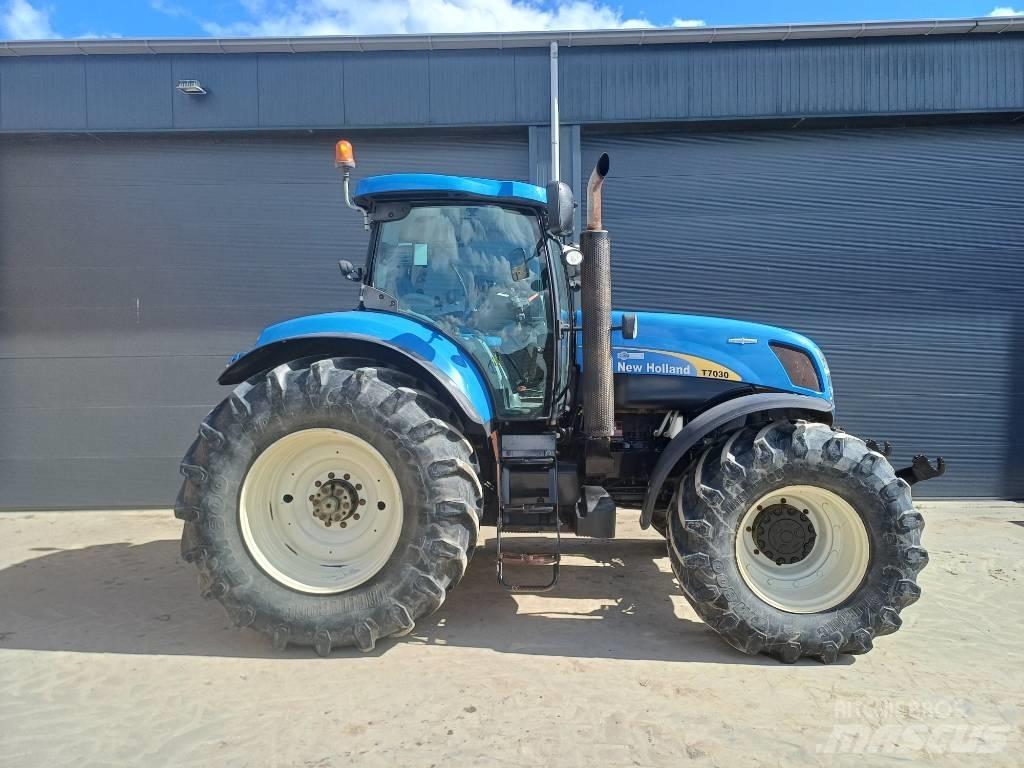 New Holland T7030AC 曳引機