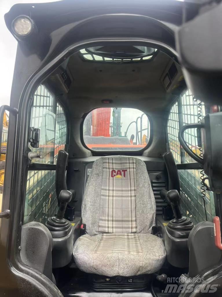 CAT 246 D 滑移轉向裝載機