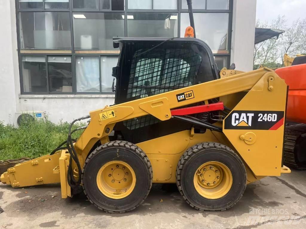 CAT 246 D 滑移轉向裝載機