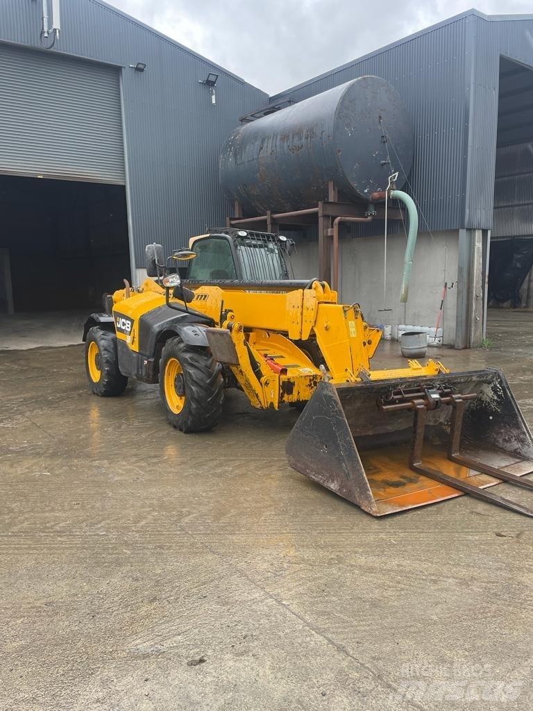 JCB 535 V 140 伸縮臂操作車
