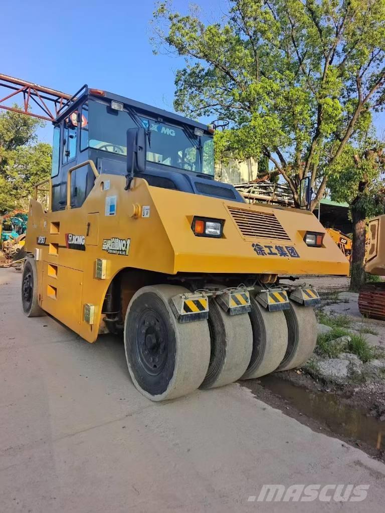 XCMG XP 263 膠輪滾壓機
