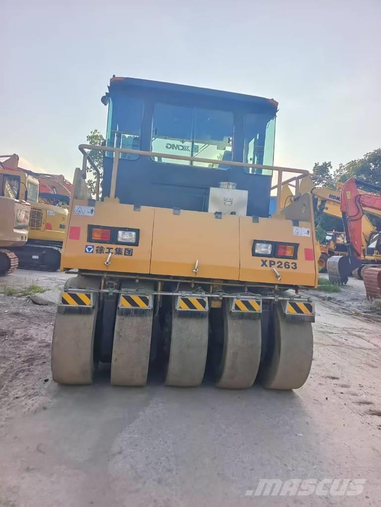 XCMG XP 263 膠輪滾壓機