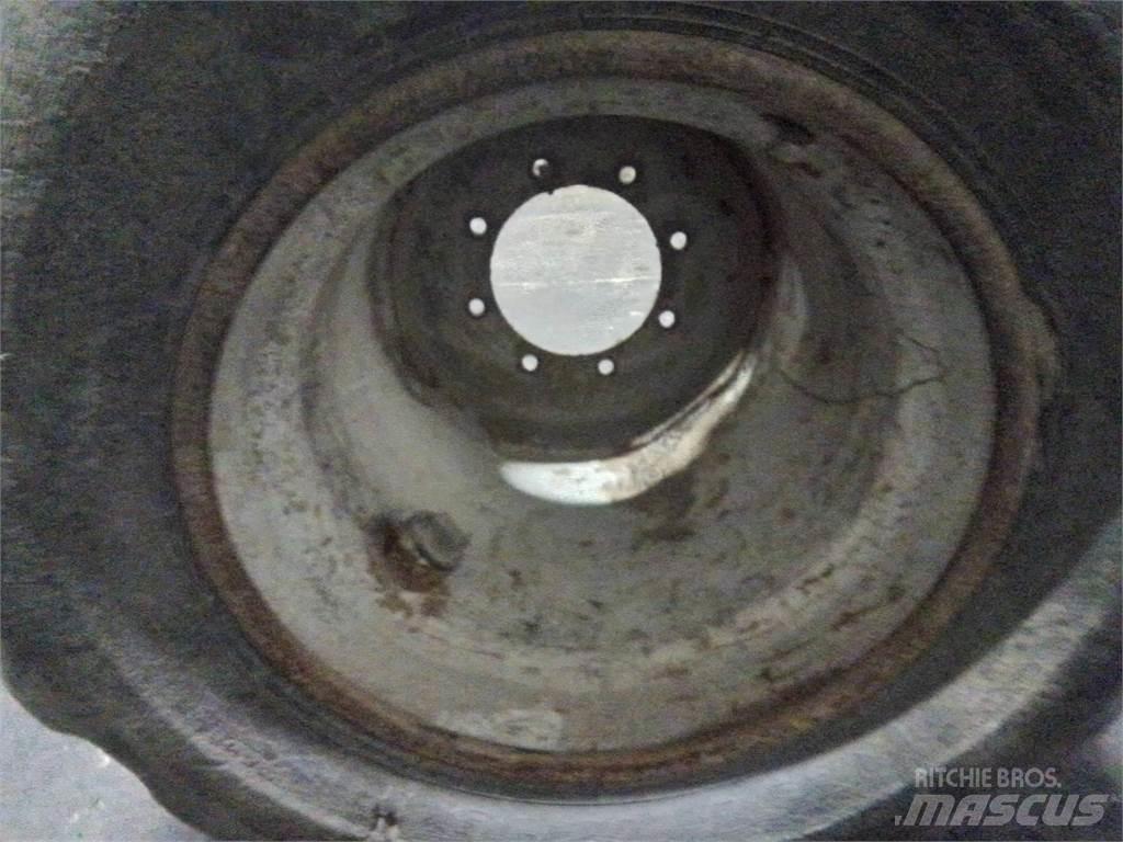 Valmet 820 24x22,5 輪胎、車輪和輪圈