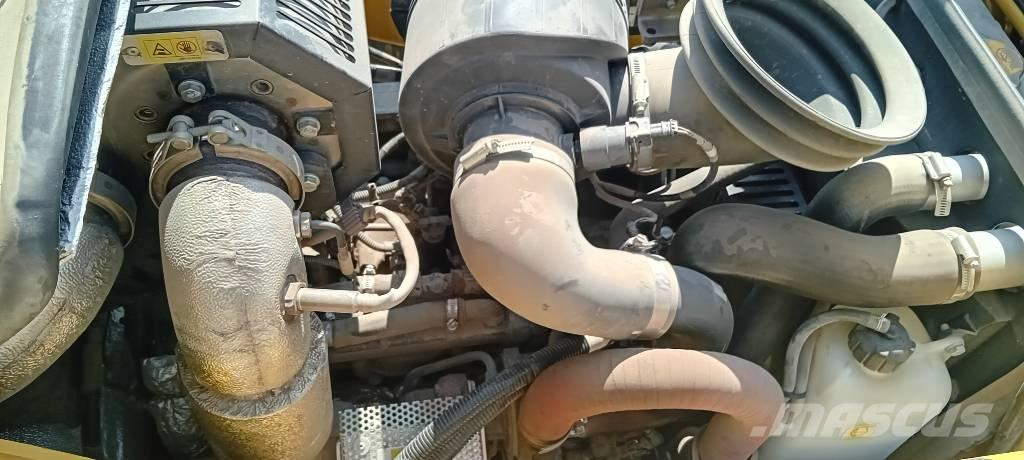 Komatsu WB 93 S-8 反鏟裝載機