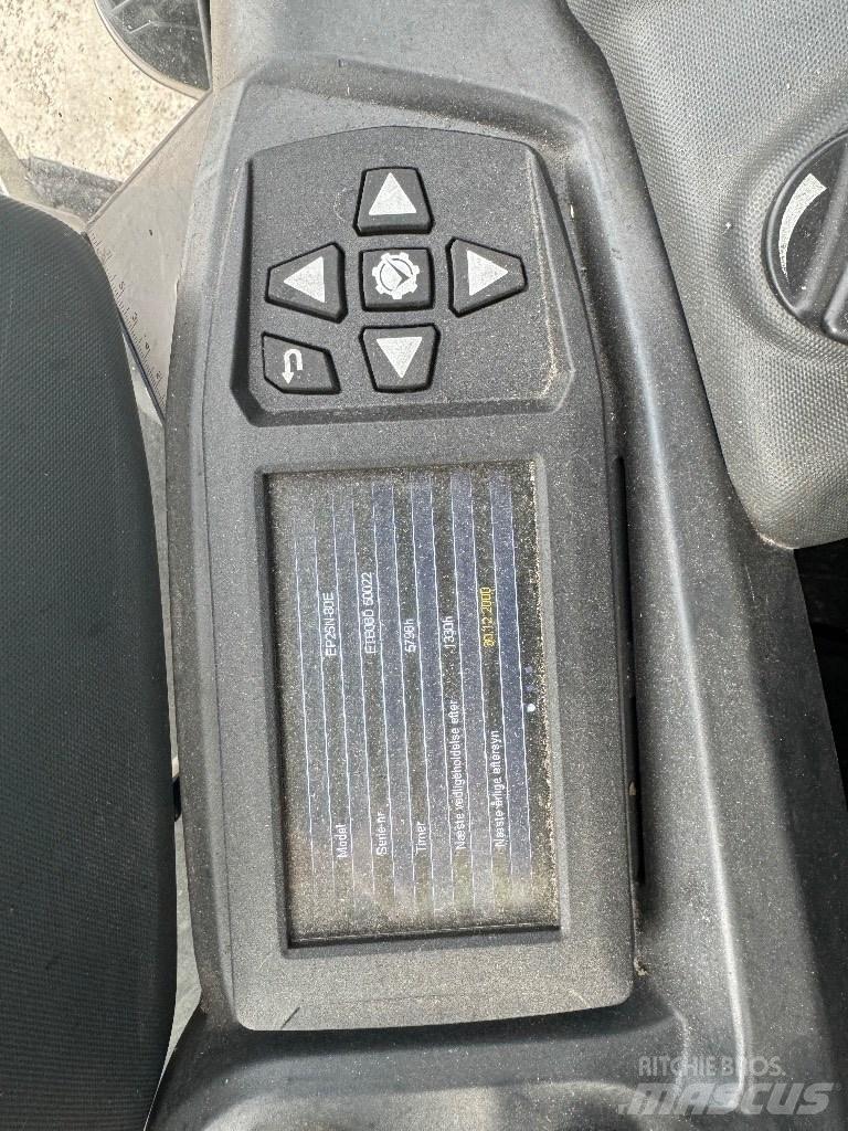 CAT EP25N 電動堆高機