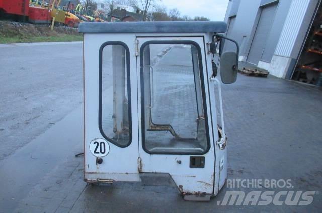 Kubota R 520 駕駛室與內部