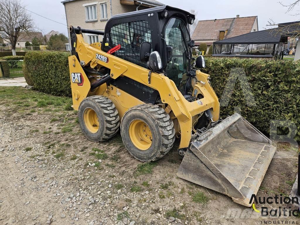 CAT 242 D 3 滑移轉向裝載機