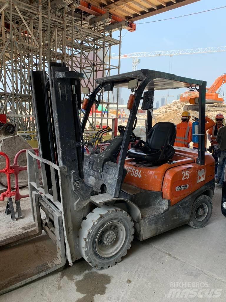 TCM Forklift FD25T4 柴油卡車