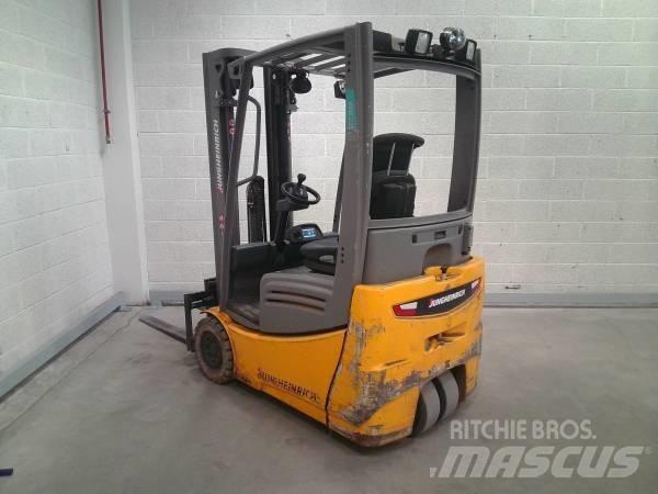 Jungheinrich EFG 215 電動堆高機