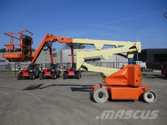JLG E400 AJPN (817) 緊湊型自走式伸縮臂式升降機