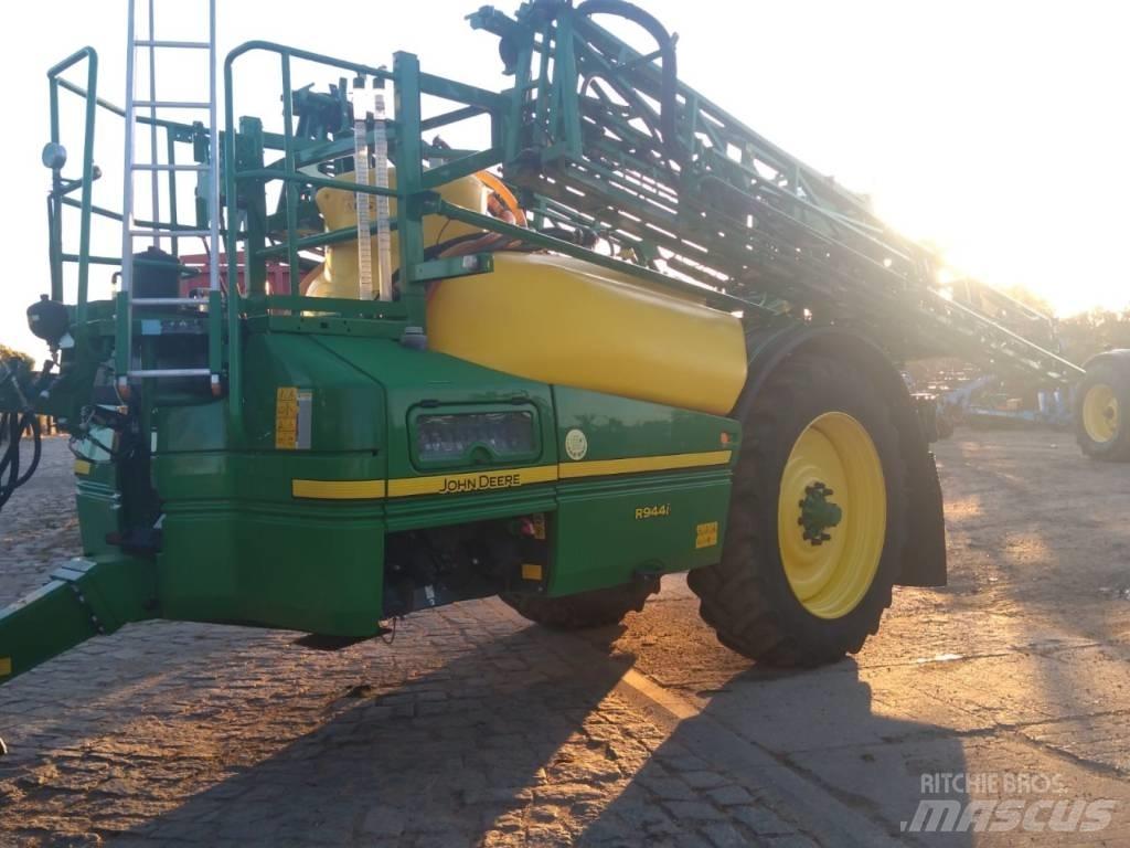 John Deere R944i 牽引式噴霧機
