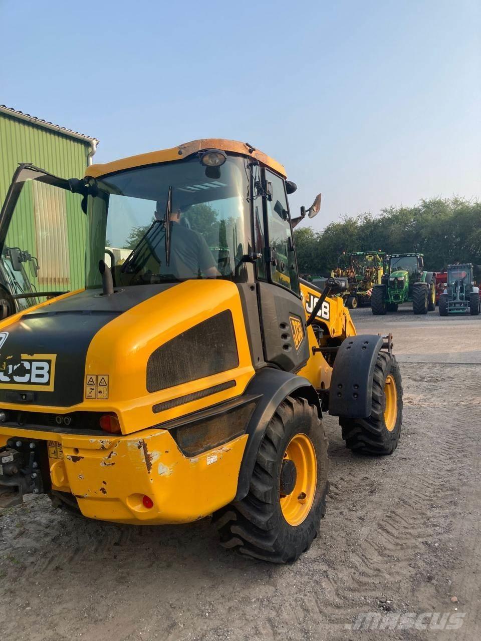 JCB TM 220 農業用伸縮臂裝載機