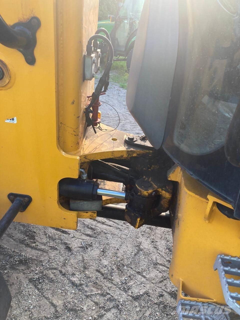 JCB TM 220 農業用伸縮臂裝載機