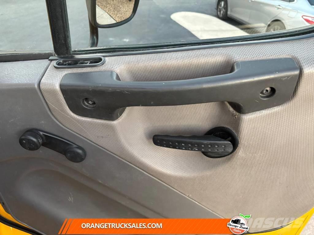 Freightliner M2 平板式/側卸式卡車