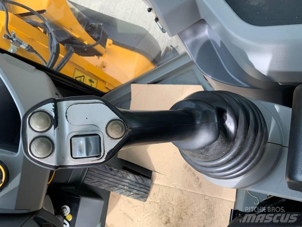 JCB 437 HT 輪胎式裝載機