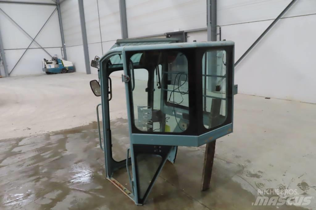 Yanmar Vio 75 駕駛室與內部