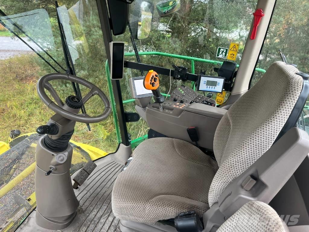 John Deere 8300 自走式飼料採集機