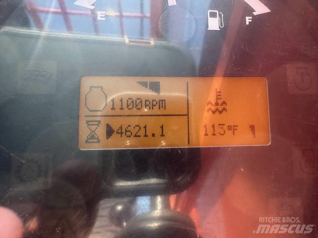 SkyTrak 10054 伸縮臂操作車
