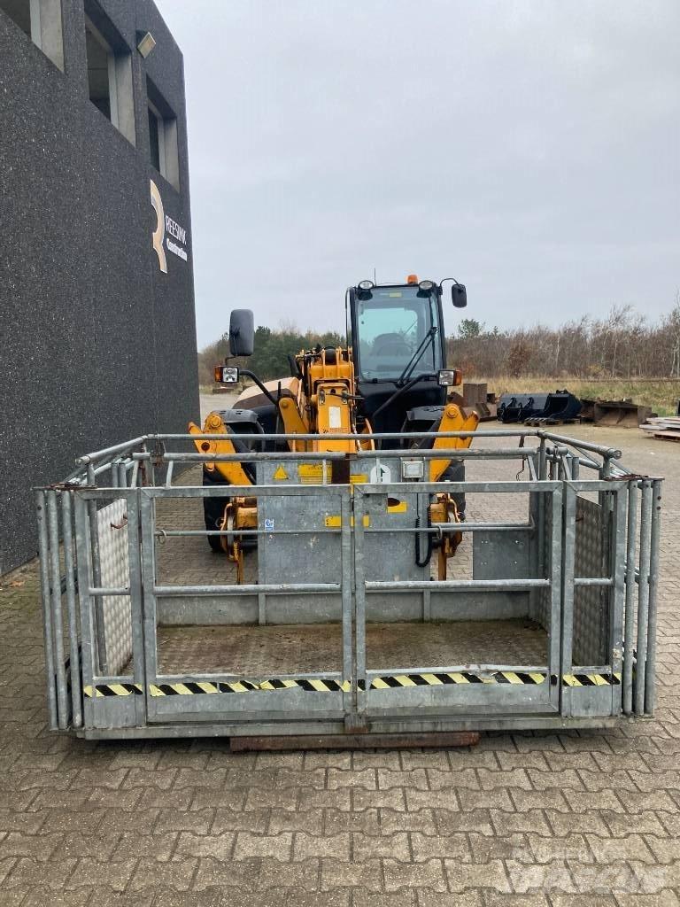 JCB 540-140 伸縮臂操作車