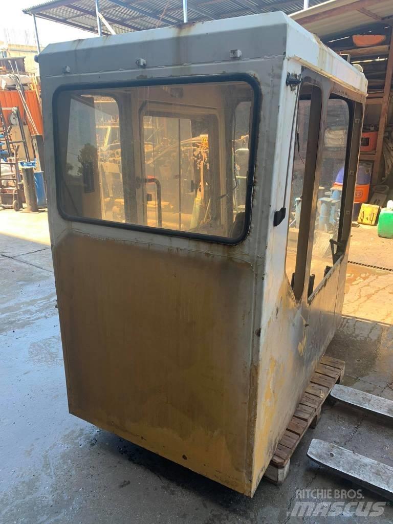 CAT 375 駕駛室與內部