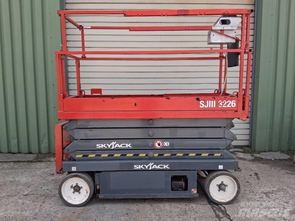 SkyJack SJ III 3226 剪式升降機