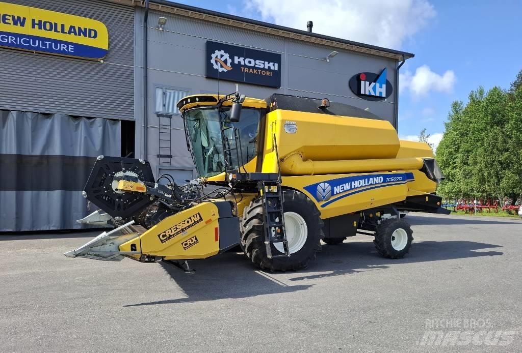 New Holland TC 5070 聯合收穫機