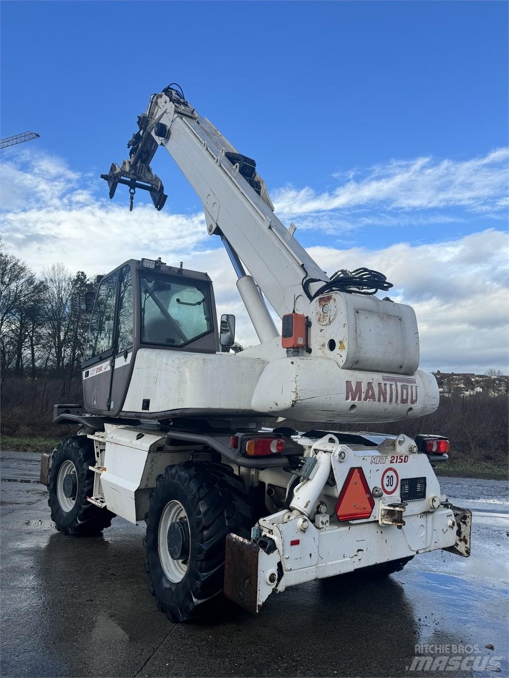 Manitou MRT 2150 伸縮臂操作車